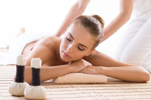 Bella Giovane Sana Donna Nel Salone Termale Con Massaggio Massaggio — Foto Stock