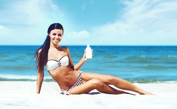 Junges, schönes und sexy Mädchen im weißen Badeanzug entspannt am Strand. Reisen, Resort, Urlaub, Konzept. — Stockfoto