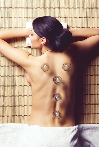 Sunne og vakre kvinner som får massasjebehandling i spa-salong . – stockfoto