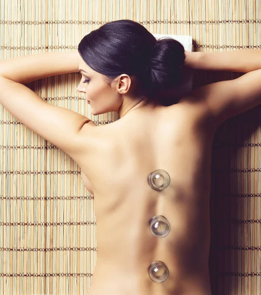 Healthy and beautiful woman getting massage treatment in spa salon. — Stock Photo, Image