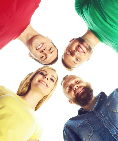 Grupo de estudantes felizes ficar juntos . — Fotografia de Stock