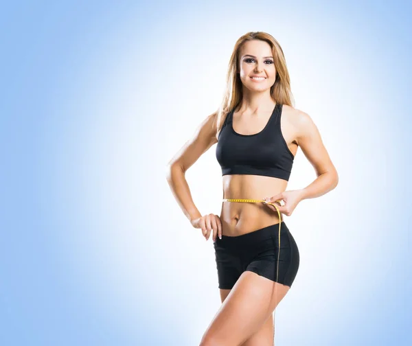 Fitter Körper einer schönen, gesunden und sportlichen Frau. schlanke Frau posiert in Sportkleidung. — Stockfoto