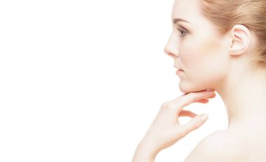 Spa güzel, taze ve sağlıklı kadın portresi. İnsan yüzü beyaz arka plan üzerinde izole.