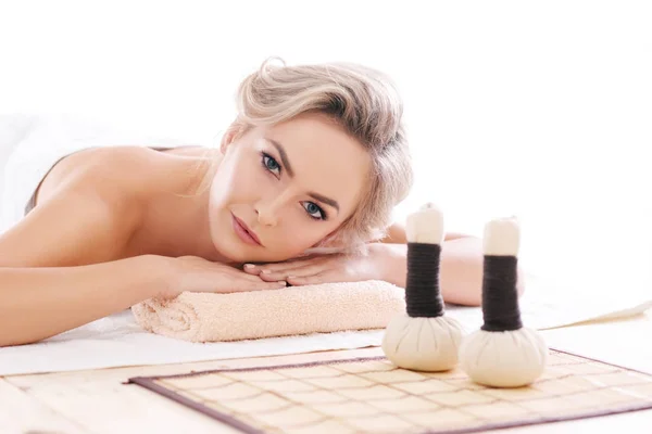 Ontspannen Gezonde Jonge Mooie Vrouw Spa Salon Verjonging Therapie Massage — Stockfoto