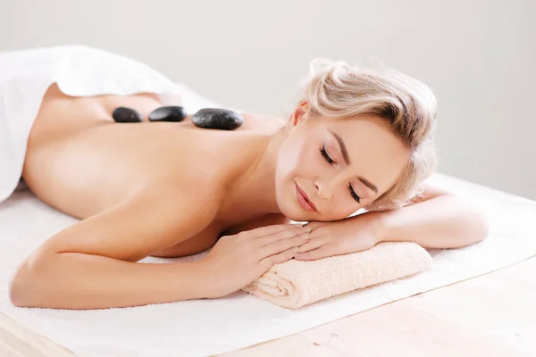 Ontspannen Gezonde Jonge Mooie Vrouw Spa Salon Verjonging Therapie Massage — Stockfoto