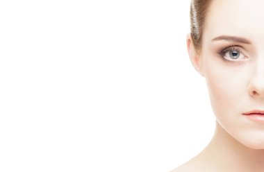 Spa güzel, taze ve sağlıklı kadın portresi. İnsan yüzü beyaz arka plan üzerinde izole.