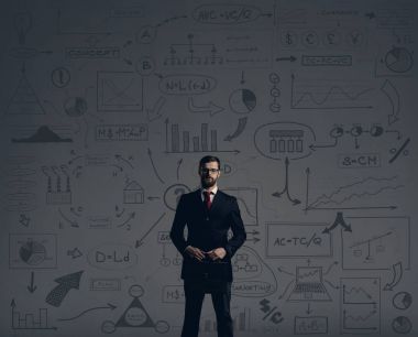 işadamı formülleri ile şematik arka plan üzerinde siyah takım ayakta