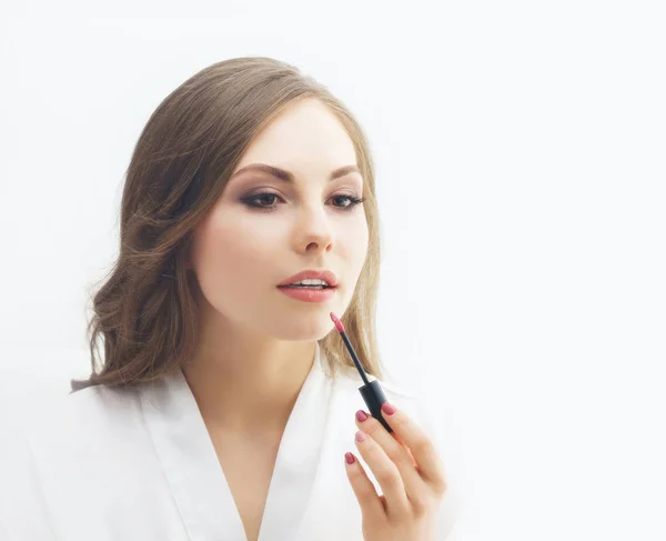 Retrato Belleza Mujer Joven Atractiva Con Pincel Maquillaje Maquillaje Cosméticos —  Fotos de Stock