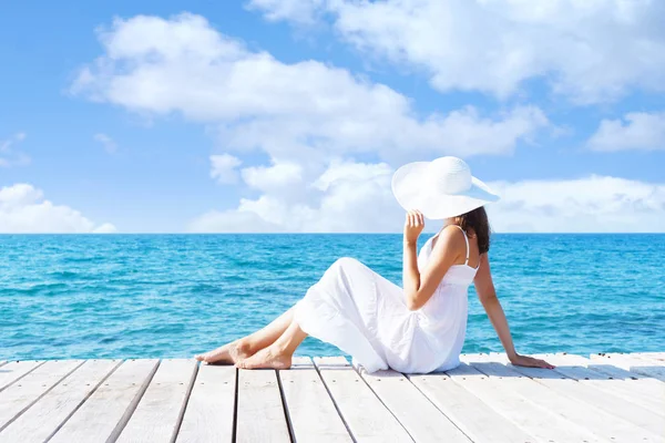Güzel Çekici Model Ahşap Bir Iskele Üzerinde Beyaz Elbise Poz — Stok fotoğraf