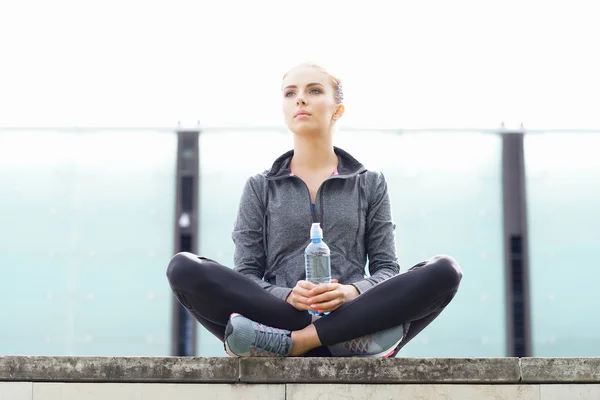 Jovem Forma Menina Desportiva Sentado Uma Fronteira Concreto Fitness Esporte — Fotografia de Stock