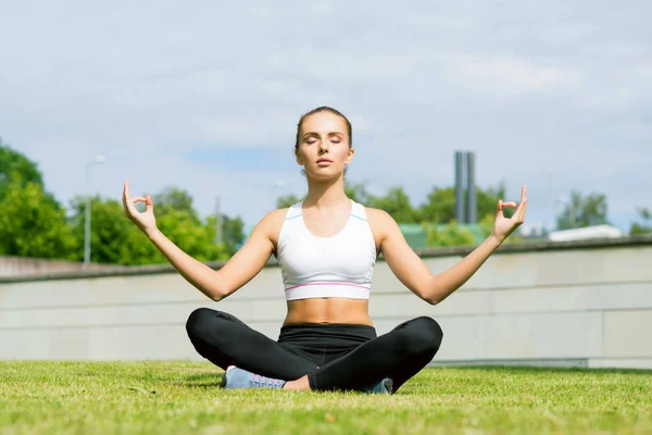 Fiatal Roham Sportos Lány Csinál Jóga Meditáció Gyakorolják Parkban Fitness — Stock Fotó