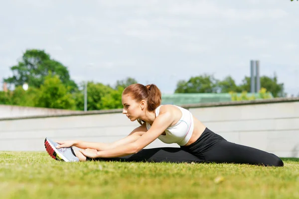 Jeune Fille Forme Sportive Qui Étire Dans Parc Concept Fitness — Photo