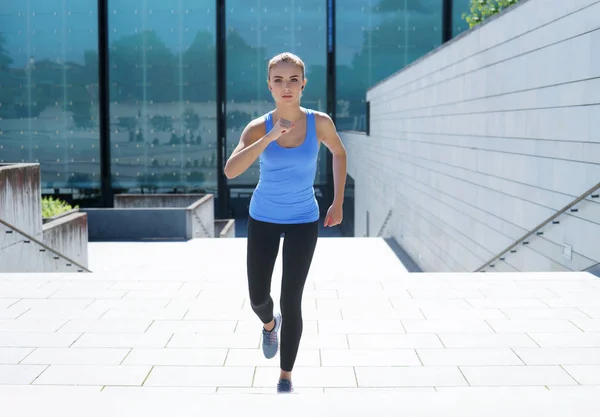 Mulher Jovem Forma Desportiva Subir Escadas Fitness Esporte Jogging Urbano — Fotografia de Stock