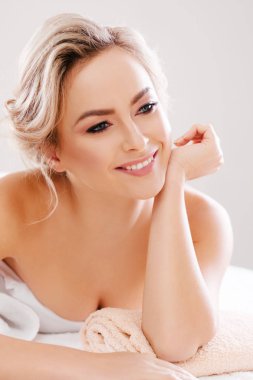 Genç, güzel ve sağlıklı kadın rahatlatıcı spa salonda. Gençleştirme tedavisi ve tedaviler masaj. Rekreasyon kavramı.