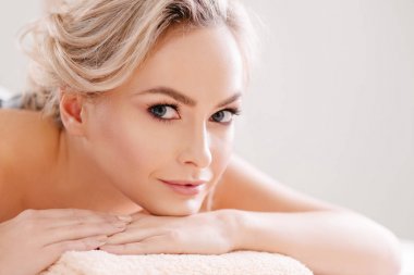 Genç, güzel ve sağlıklı kadın rahatlatıcı spa salonda. Gençleştirme tedavisi ve tedaviler masaj. Rekreasyon kavramı.