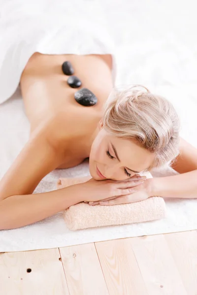 Mladá Krásná Zdravá Žena Relaxační Wellness Salonu Terapie Masážní Procedury — Stock fotografie