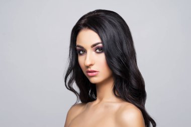 Güzel, taze ve sağlıklı kız güzellik yakın çekim portre. Gri arka plan üzerinde insan yüzü