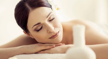 Kadın yüz masaj tedavi görüyor. Spa yüz yüze. Sağlık, şifa ve tıp kavramı.