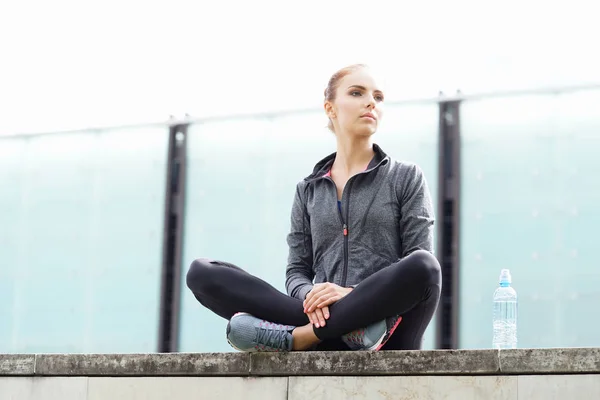 Young Fit Sporty Woman Sitting Concrete Border Fitness Sport Urban — Stock Photo, Image