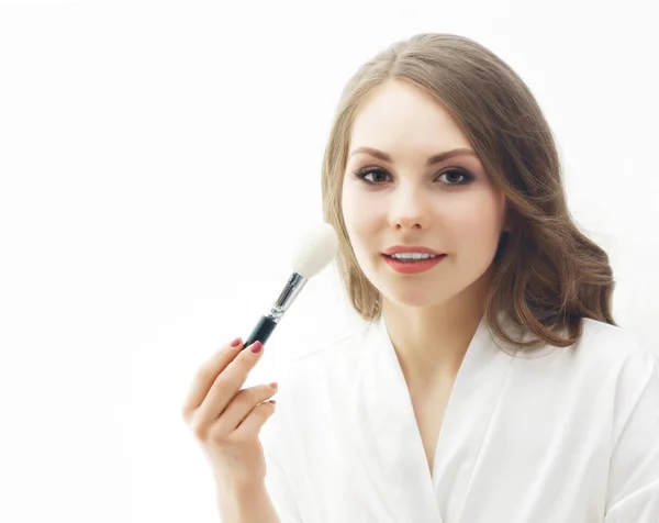 Retrato Hermosa Mujer Joven Atractiva Albornoz Blanco Con Cepillo Maquillaje —  Fotos de Stock