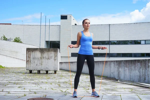 Jovem Forma Menina Esportiva Pulando Com Uma Corda Pulando Fitness — Fotografia de Stock