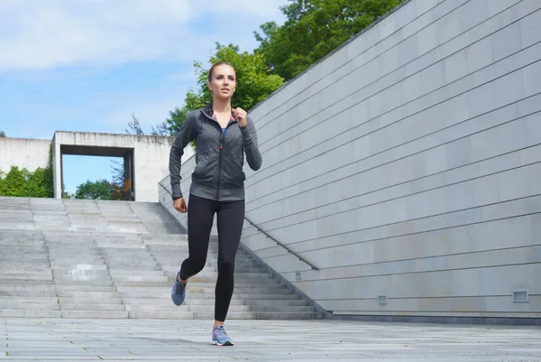 Jovem Forma Desportiva Rapariga Subir Escadas Fitness Esporte Jogging Urbano — Fotografia de Stock