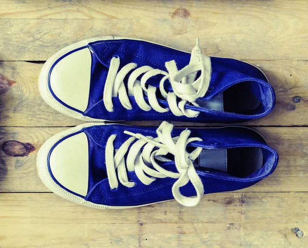 Blauwe Witte Gumshoes Vintage Houten Achtergrond — Stockfoto