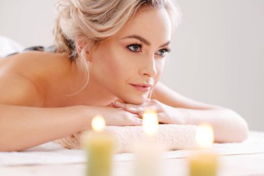 Genç, güzel ve sağlıklı kadın rahatlatıcı spa salonda. Gençleştirme tedavisi ve tedaviler masaj. Rekreasyon kavramı.