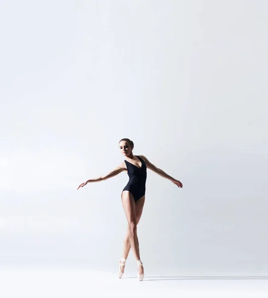 Bailarina Sapatos Ponto Bodysuit Está Dançando Estúdio Jovem Graciosa Dançarina — Fotografia de Stock