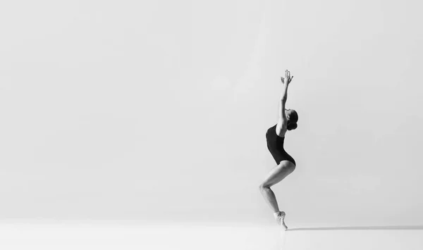 Bailarina Graciosa Dançando Performance Arte Jovem Bela Dançarina Balé Preto — Fotografia de Stock