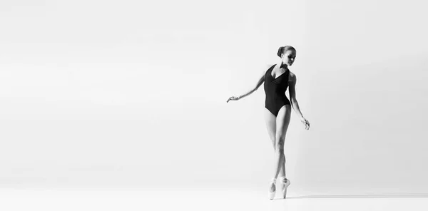 アート パフォーマンスで踊る優雅なバレリーナ 若いと白と黒の美しいバレエ ダンサー — ストック写真
