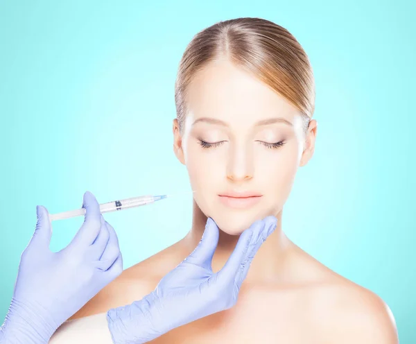 Docteur Injectant Dans Beau Visage Une Jeune Femme Concept Chirurgie — Photo