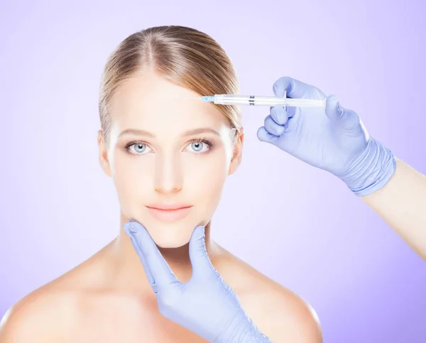 若い女の美しい顔に医者を注入 整形手術の概念 — ストック写真