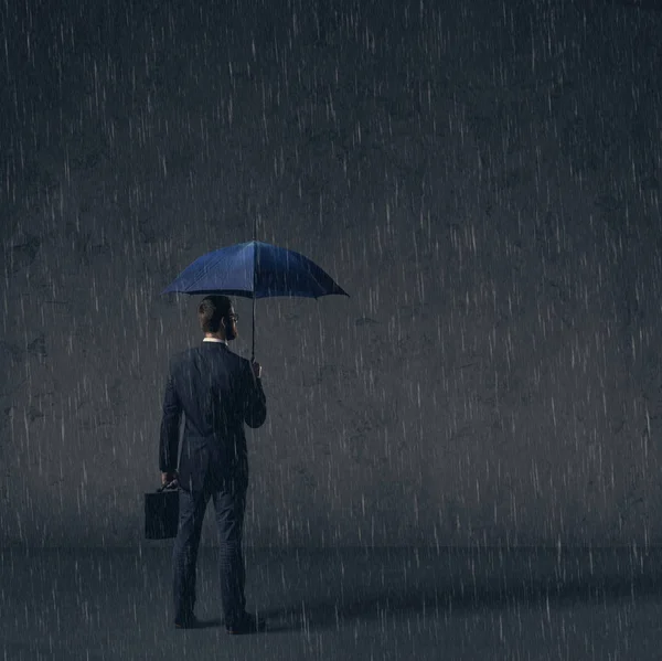 Şemsiye Konumu Yağmur Altında Olan Adamı Karanlık Dramatik Arka Plan — Stok fotoğraf