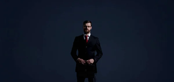 ブリーフケース黒の劇的な背景の上に立って実業家 ビジネス オフィス コンセプト — ストック写真