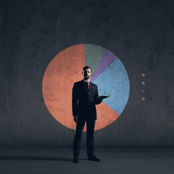 ビジネスの男性図の背景の上に立ってのコンピュータ タブレットと ビジネス オフィス キャリア コンセプト — ストック写真