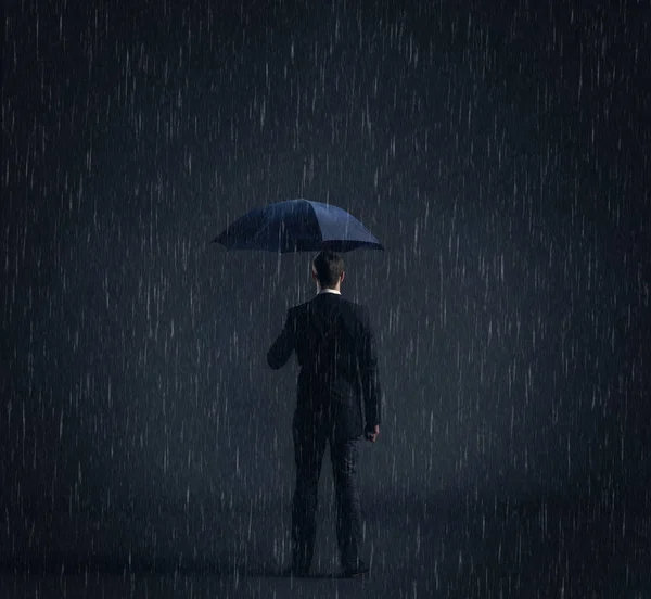 Zakenman Met Paraplu Staan Onder Regen Donkere Dramatische Achtergrond Business — Stockfoto