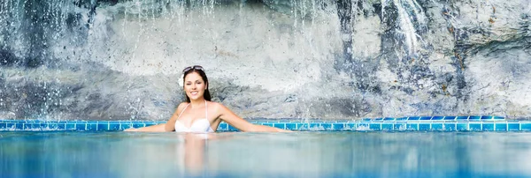 Young Sporty Woman Swimsuit Relaxing Pool Summer Resort Concept — Stock Photo, Image