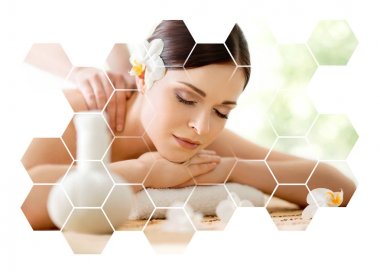 Genç ve güzel kadın Spa. Petek mozaik karolar ile kolaj. Şifa ve konsept Masaj.