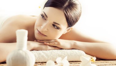 Spa bir kadın portresi. Yordam Şifa masaj. Sağlık, Cilt toparlama ve tıp kavramı.