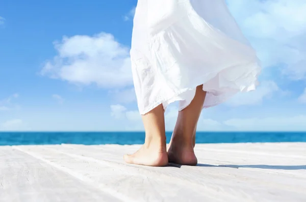美丽和健康的女性腿在一个木制的码头白色的裙子 旅游理念 — 图库照片