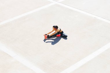 Genç, uygun ve sportif kız sokakta germe. Fitness, spor, kentsel koşu ve sağlıklı yaşam konsepti.