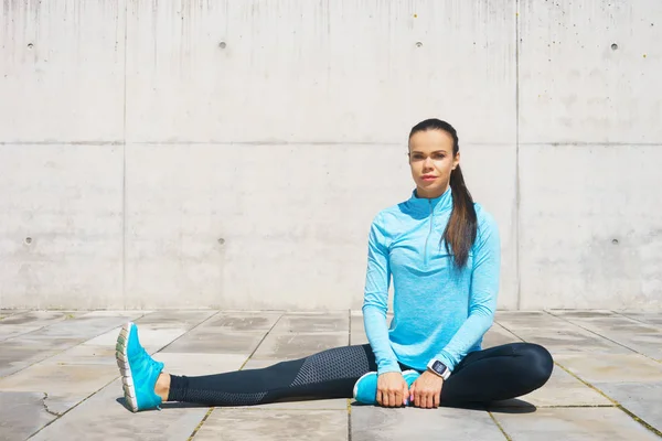 Jovem Forma Menina Desportiva Que Estende Rua Fitness Esporte Jogging — Fotografia de Stock