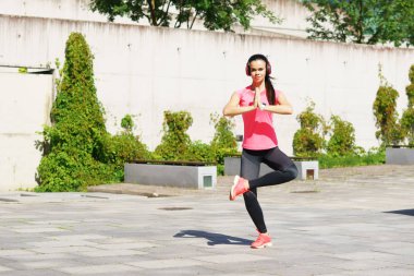 Genç, uygun ve sportif kadın yoga egzersiz sokakta açık yapıyor. Fitness, spor, kentsel ve sağlıklı yaşam konsepti.