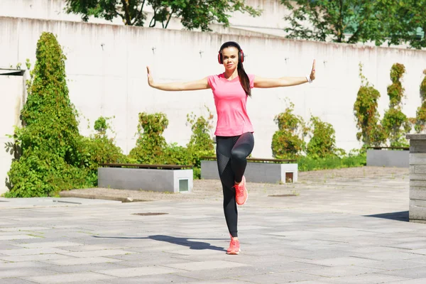 Jovem Forma Mulher Esportiva Fazendo Exercício Ioga Livre Rua Fitness — Fotografia de Stock