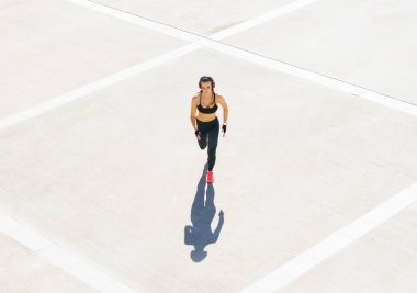 Genç, uygun ve açık çalıştıran sportif buldu. Spor, fitness, koşu ve sağlıklı yaşam konsepti.