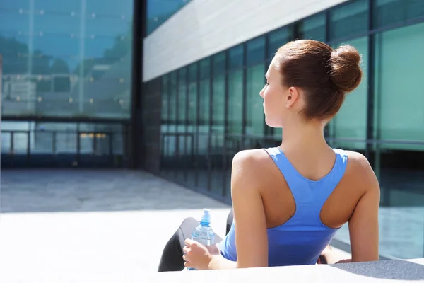 Mujer Joven Forma Deportiva Descansando Después Del Entrenamiento Fitness Deporte — Foto de Stock