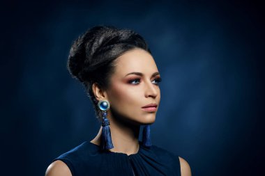 Mücevherleri platin ve taşların lüks arka plan üzerinde genç, güzel ve zengin bir kadın. Moda portre.