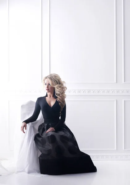 Hermosa Mujer Rubia Posando Vestido Negro Chica Sentada Sillón Blanco —  Fotos de Stock
