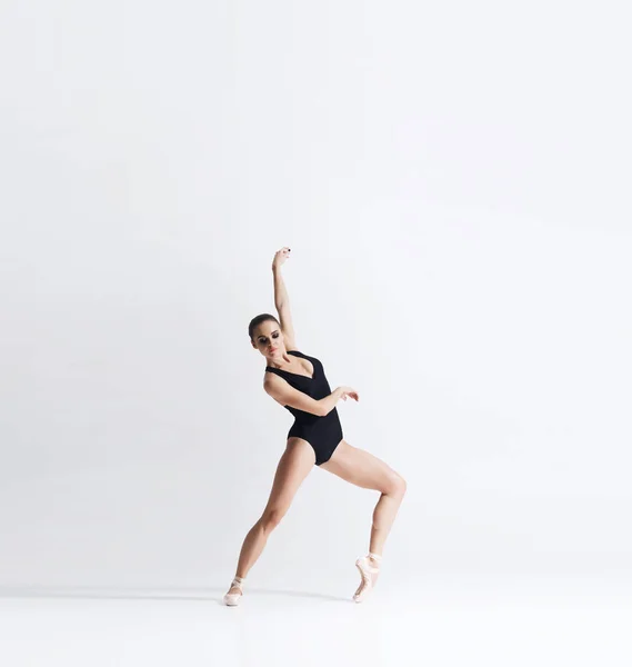 芭蕾舞演员在点鞋和紧身衣裤正在工作室跳舞 年轻优雅的女芭蕾舞演员 — 图库照片